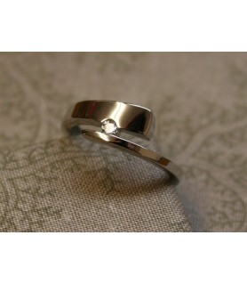 White gold ring with synthetic stones