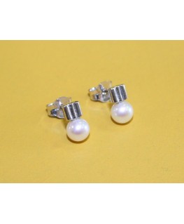 SILVER EARRINGS WITH PEARLS