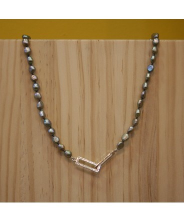 GREY PEARL NECKLACE WITH SILVER CLOSURE