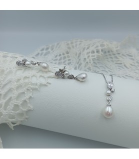 Silver earrings with cultured pearls