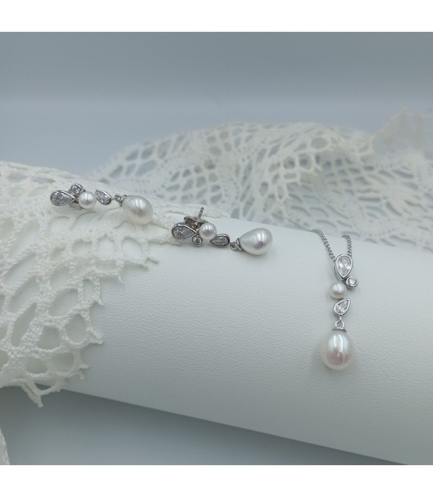 Silver earrings with cultured pearls
