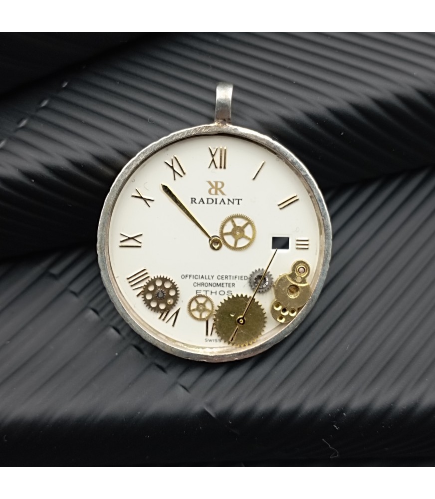 Colgantes reciclados con esferas de relojes
