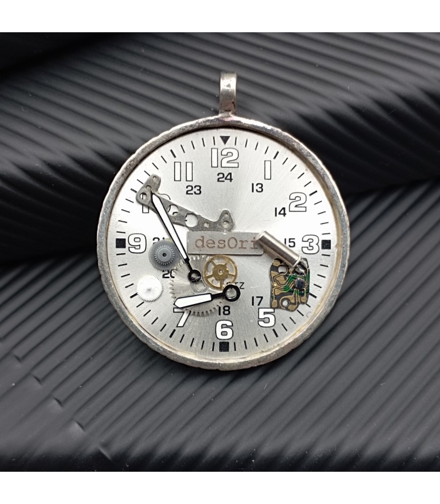 Colgantes reciclados con esferas de relojes