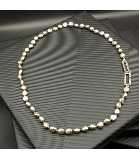 GARGANTILLA DE PERLAS  BARROCAS TEÑIDAS DE GRIS CON CIERRE DE PLATA